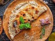 Италианска пица калцоне с домашно тесто с плънка от пеперони, рикота, чедър и гъби
